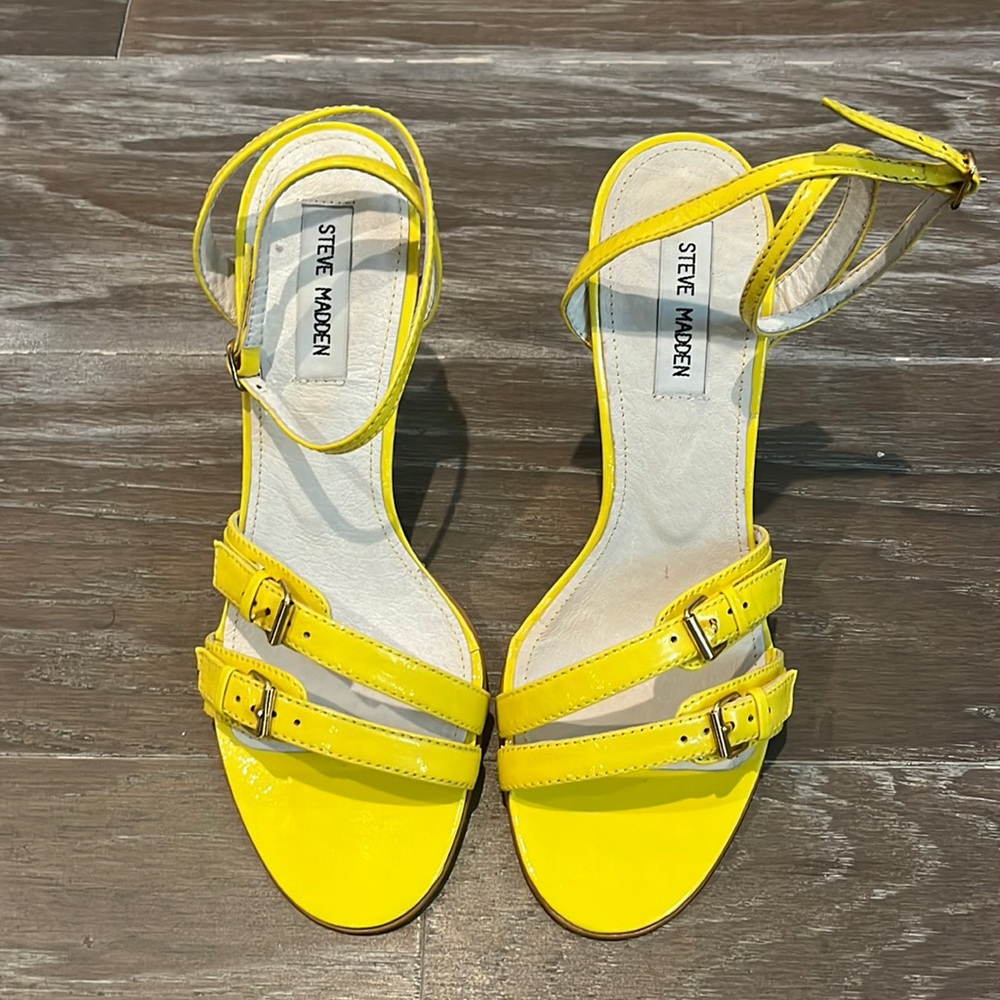 Steve Madden yellow patent leather buckle open toe sandals